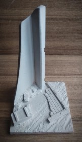 П03 Фрагмент стены здания с обломком ворот